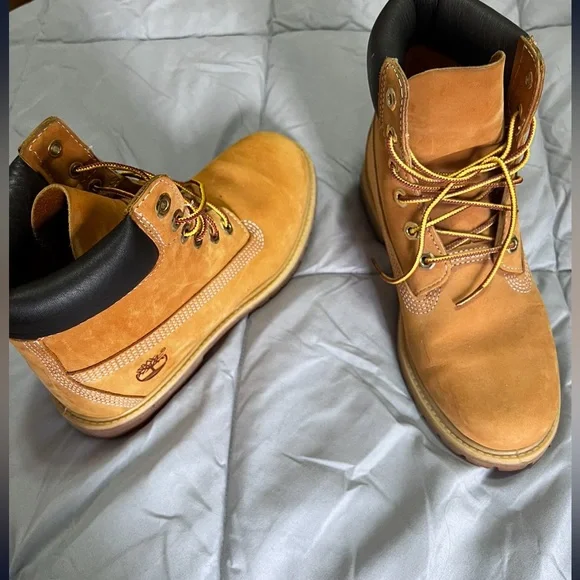 Tan timberland boots barley worn been sitting in my closet Timberland boots, barely worn no damages | Depop main image 4